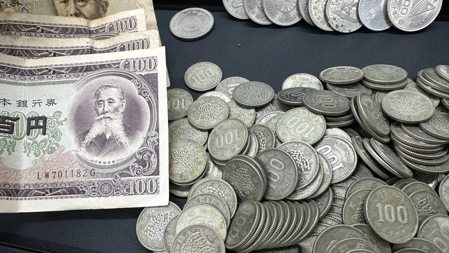 100円銀貨など